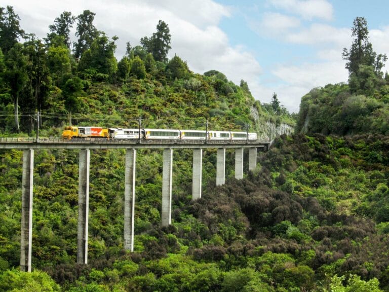 Erlebnis Neuseeland auf Schiene und Straße mit Bay of Islands